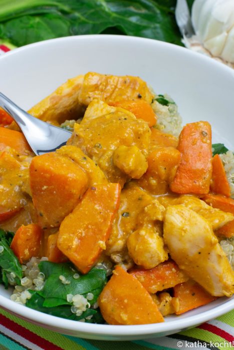 Hähnchen-Kürbispfanne mit Erdnusssauce und Mangold-Quinoa