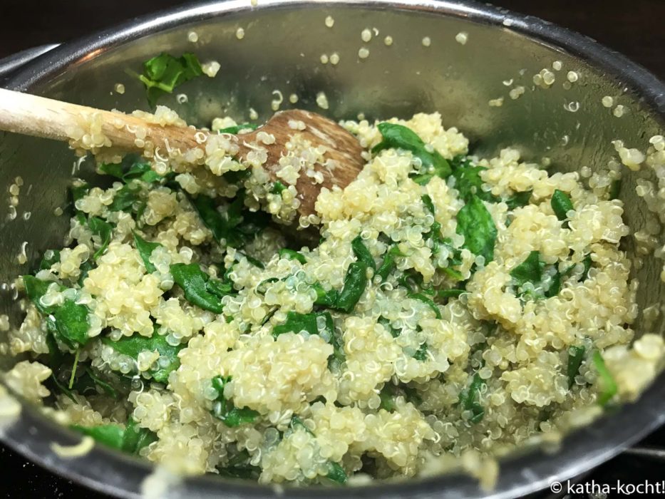 Hähnchen-Kürbispfanne mit Erdnusssauce und Mangold-Quinoa