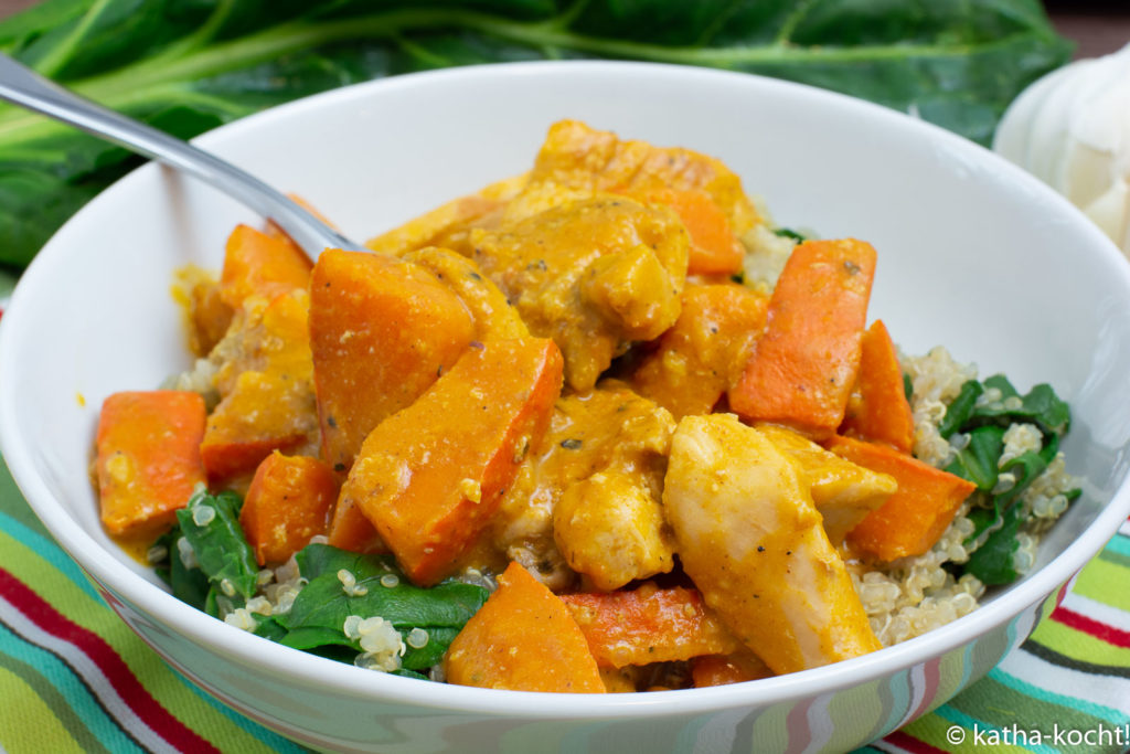 Hähnchen-Kürbispfanne mit Erdnusssauce und Mangold-Quinoa