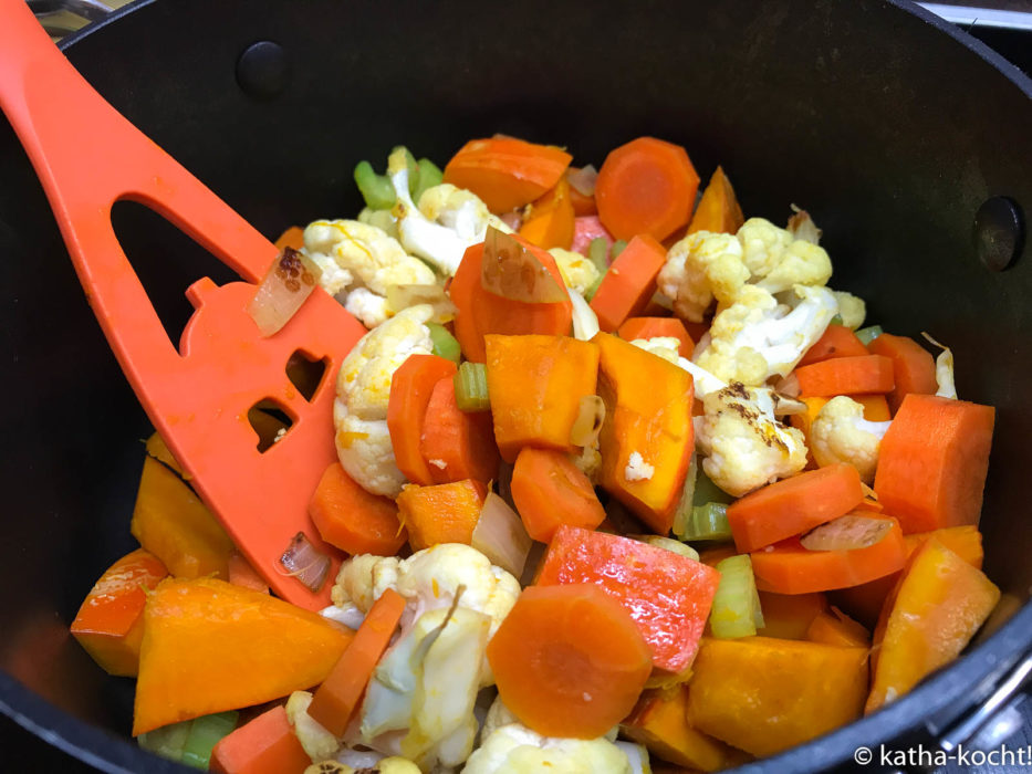 Kürbis-Karottensuppe mit Rosenkohl-Speckeinlage