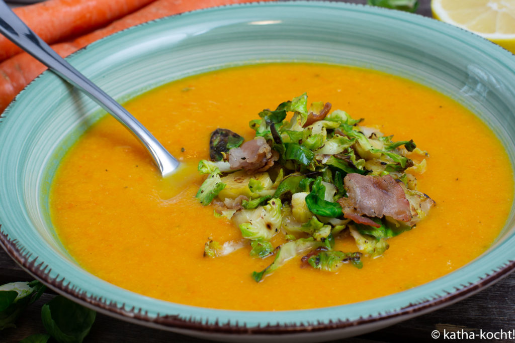 Kürbis-Karottensuppe mit Rosenkohl-Speckeinlage