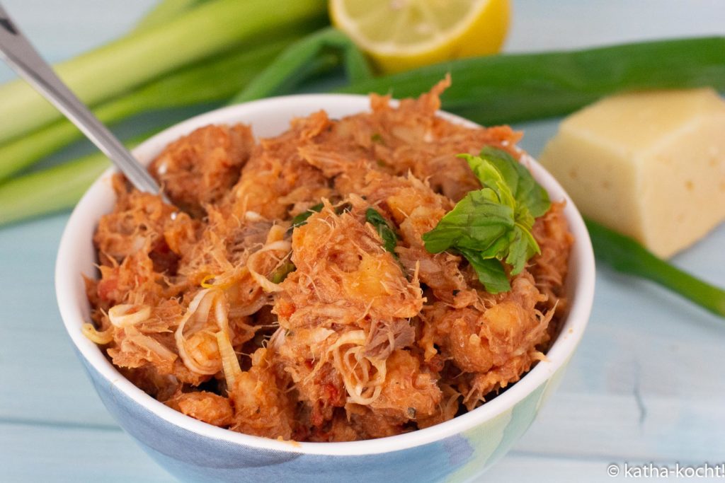 Warmer Thunfisch-Tomatensalat mit Parmesan