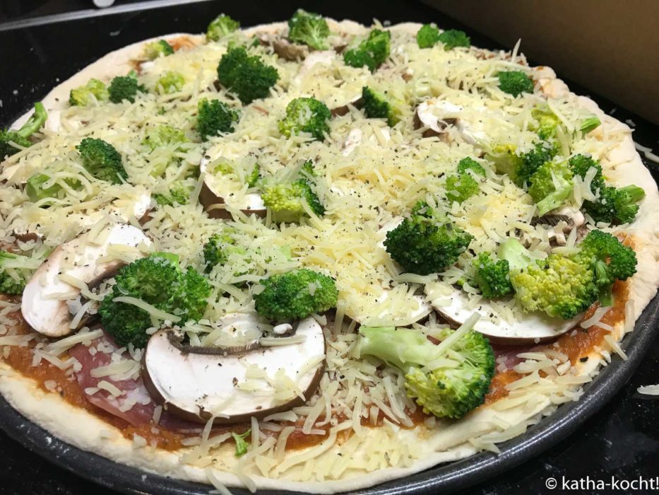 Salamipizza mit Brokkoli und Pilzen 