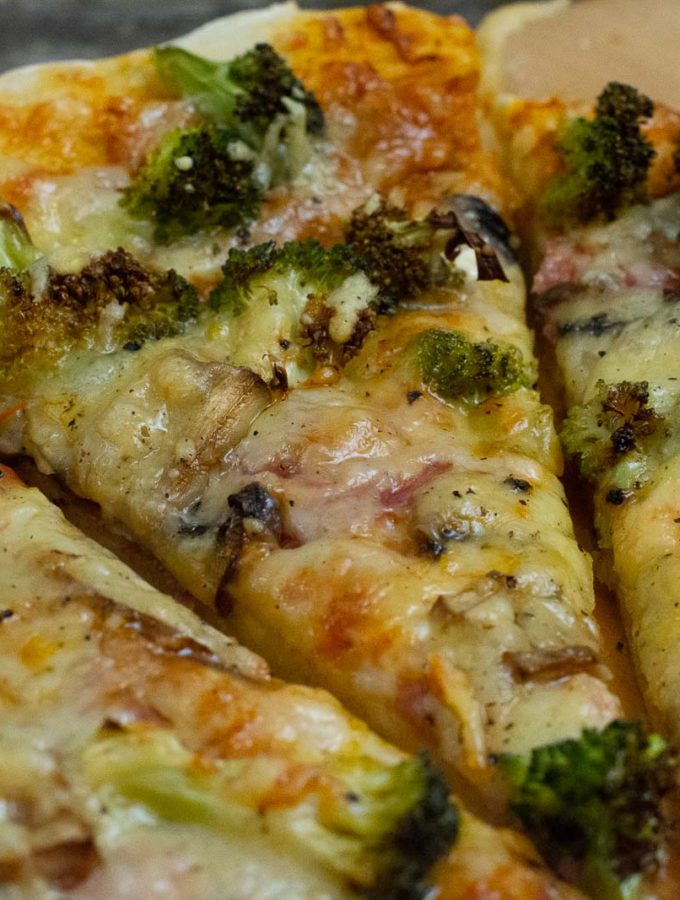Salamipizza mit Brokkoli und Pilzen
