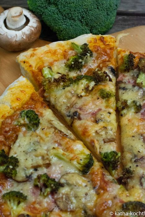 Salamipizza mit Brokkoli und Pilzen 