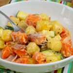 Cremige Gnocchi mit Gemüse und Kochschinken