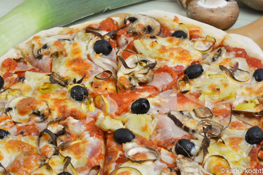 Salami-Schinkenpizza mit Artischocken und Oliven