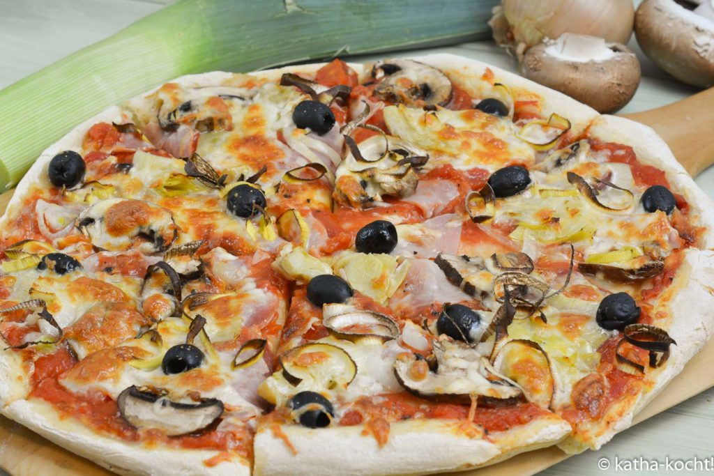 Salami-Schinkenpizza mit Artischocken und Oliven