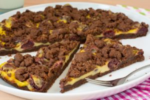Schokoladiger Streuselkuchen mit Pudding und KIrschen