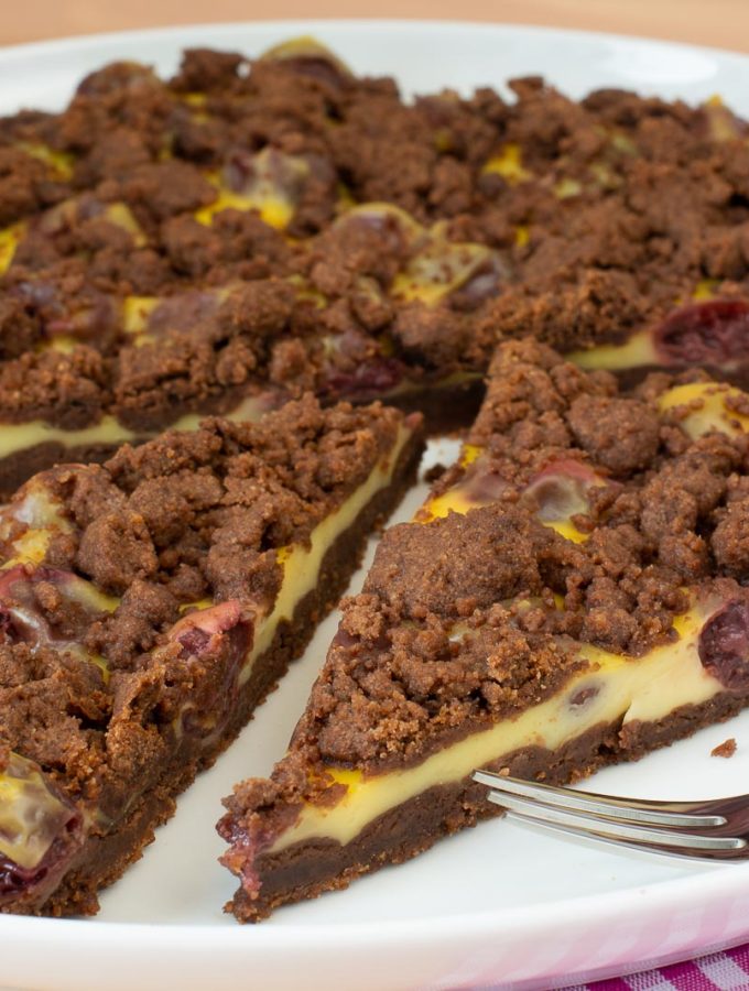 Schokoladiger Streuselkuchen mit Pudding und KIrschen