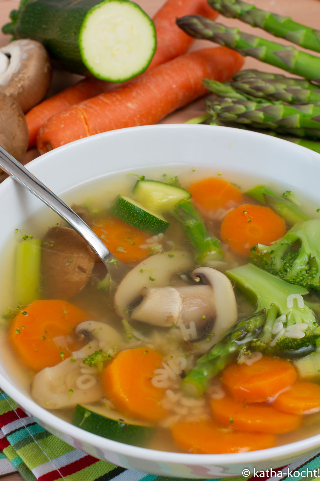 Vegetarischer Nudeltopf mit grünem Spargel - Katha-kocht!