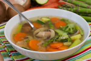 Vegetarischer Nudeltopf mit grünem Spargel