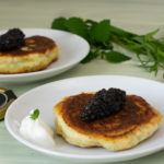 Kräuter-Pancakes mit Attilus Kaviar
