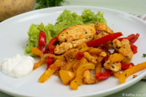 Hähnchen-Paprikapfanne mit Gemüsepüree Hähnchen-Paprikapfanne mit Gemüsepüree