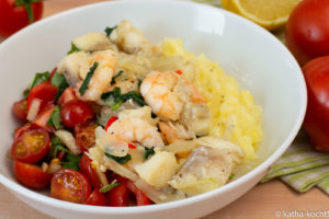 Seafood mit Tomaten auf Kartoffelpüree