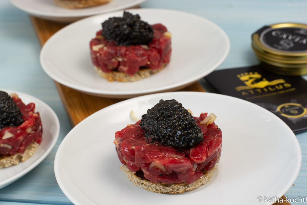 Attilus Kaviar auf Dry Aged Beef Tartar 