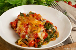 Brotauflauf mit Tomaten und Spinat