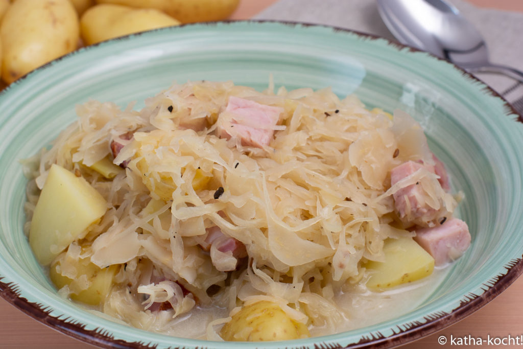 Kassler-Sauerkrautpfanne mit Kartoffeln