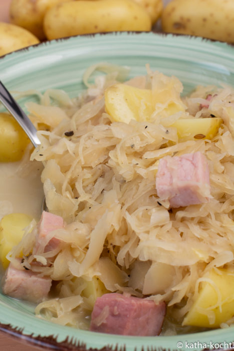 Kassler-Sauerkrautpfanne mit Kartoffeln