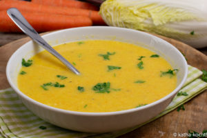 Leichte Karotten-Chinakohlsuppe