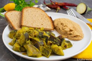Auberginen-Kokos-Curry mit Hummus und Brot