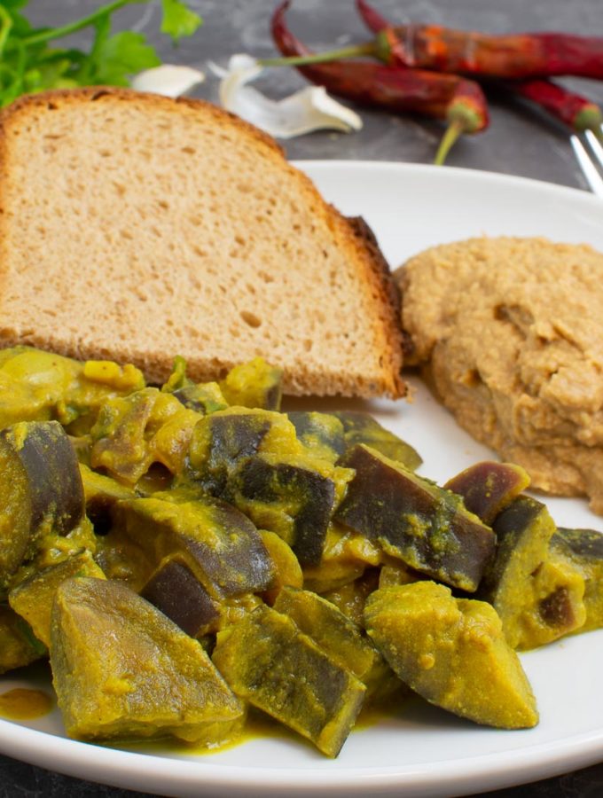 Auberginen-Kokos-Curry mit Hummus und Brot