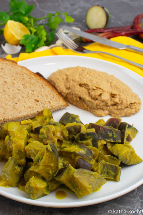 Auberginen-Kokos-Curry mit Hummus und Brot