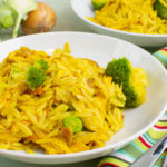 Curry-Kritharaki mit Hähnchen und Brokkoli