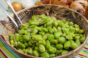 Dicke Knoblauchbohnen zum Brathähnchen