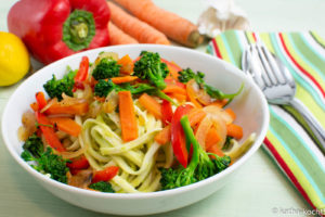 Soba-Nudeln mit Avocado-Gemüsesauce