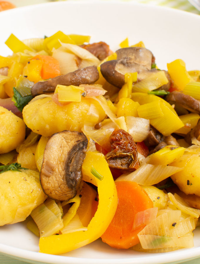 Bunte Gnocchipfanne mit Pilzen und Paprika