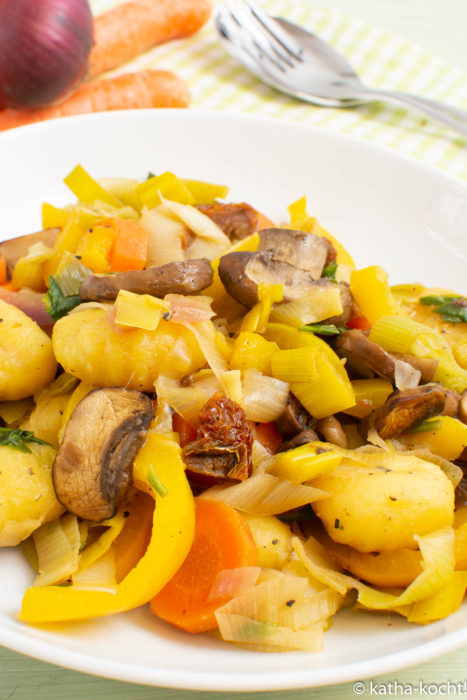 Bunte Gnocchipfanne mit Pilzen und Paprika