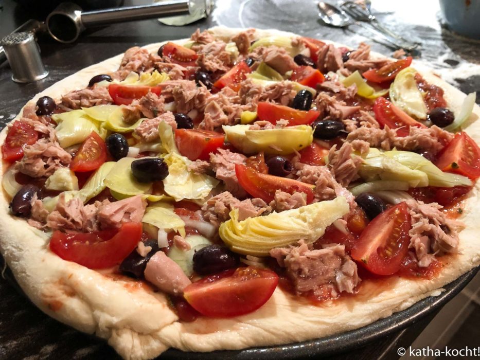 Pizza mit Thunfisch und Artischocken - Katha-kocht!