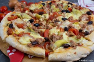 Pizza mit Artischocken und Thunfisch