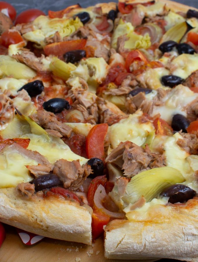 Pizza mit Artischocken und Thunfisch