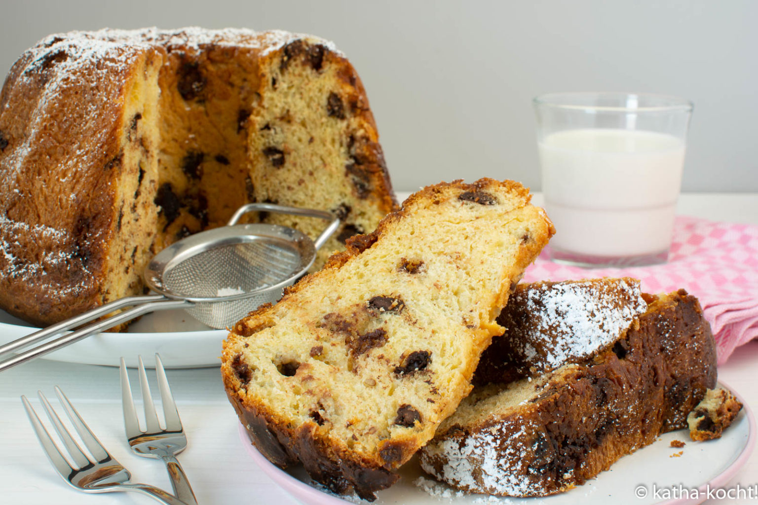 Hefegugelhupf mit Schokoladenstücken - Katha-kocht!