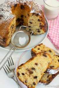 Hefegugelhupf mit Schokoladenstücken