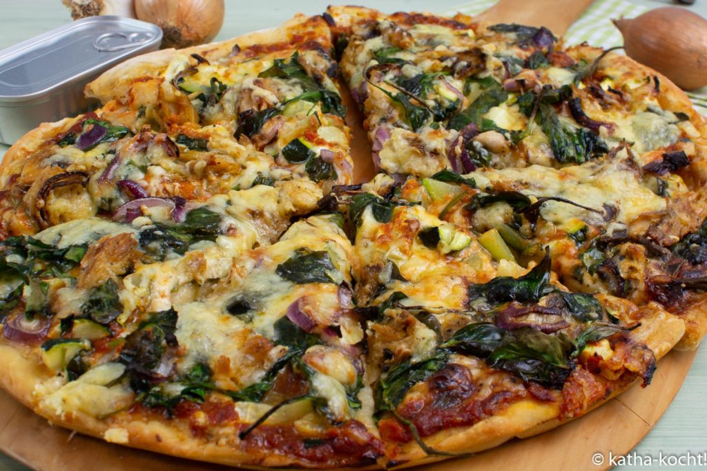 Pizza mit Makrelen und Spinat