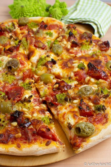 Pizza mit Romanesco und getrockneten Tomaten