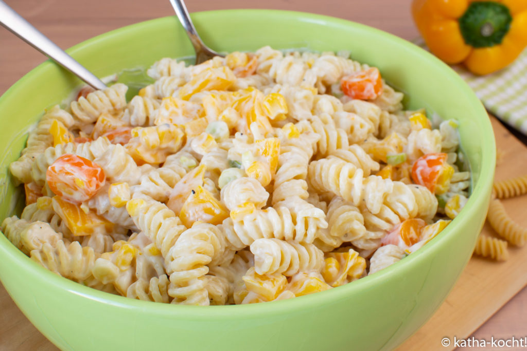 Sonnenschein-Nudelsalat mit gelber Paprika und Mais - Katha-kocht!