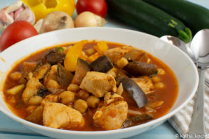 Sommerlicher Eintopf mit Hähnchen und Kichererbsen
