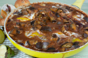 Baked Beans mit Aubergine und Ei