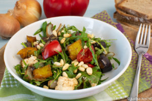 Frischer Salat mit Balsamico-Gemüse