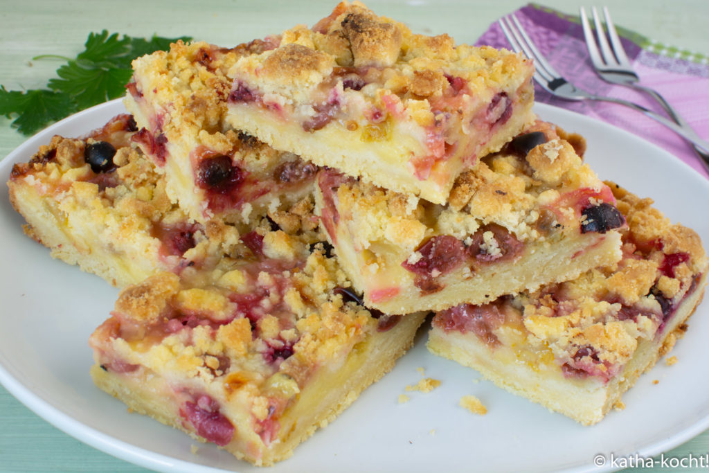 Stachelbeerkuchen mit Vanillepudding und Streuseln - Streuselkuchen mit Stachelbeeren