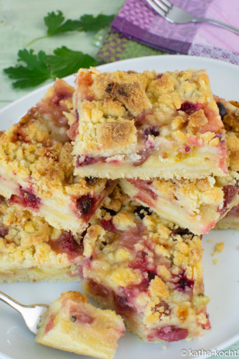 Stachelbeerkuchen mit Vanillepudding und Streuseln - Blechkuchen mit Stachelbeeren