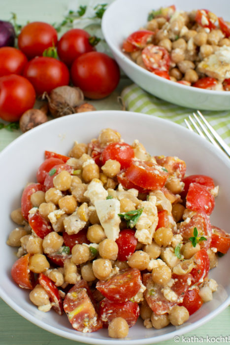 Kichererbsensalat mit Tomaten und Schafskäse