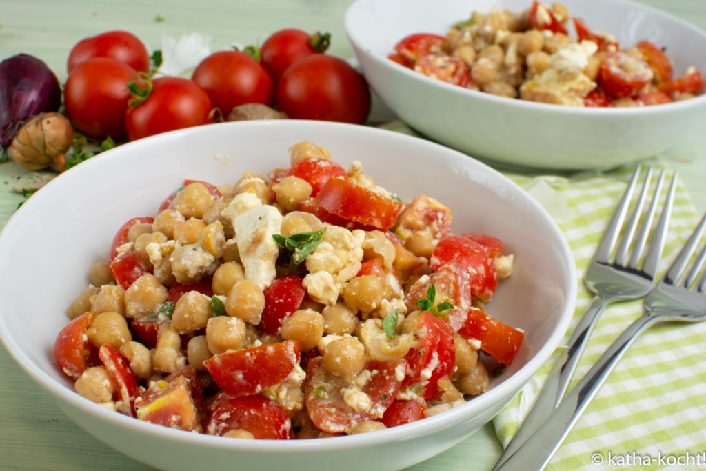 Kichererbsensalat mit Tomaten und Schafskäse 