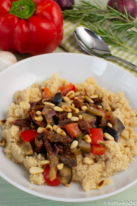 Couscous mit mediterranem Gemüse und Pinienkernen