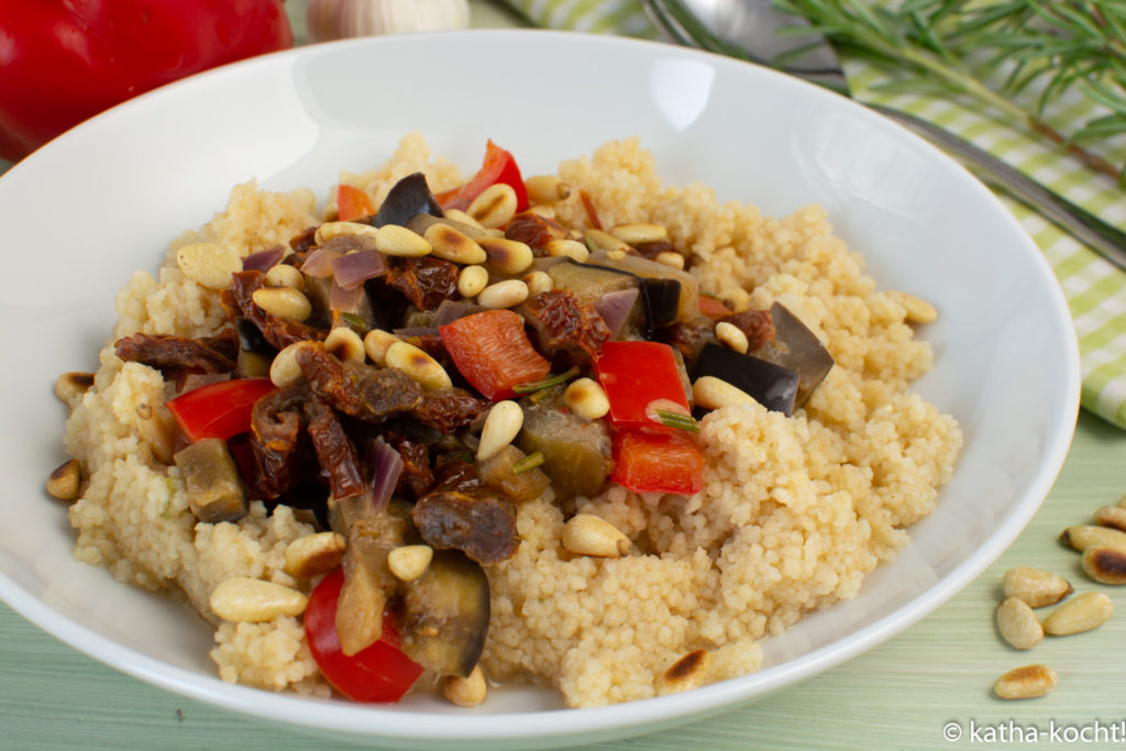 Couscous mit mediterranem Gemüse und Pinienkernen 