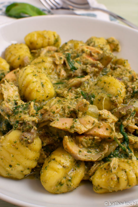 Gnocchi mit Lachs und Basilikumpesto